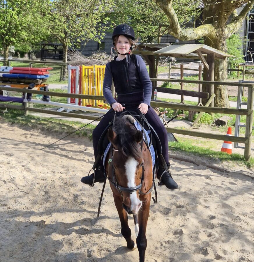 Tochter im Springparcours